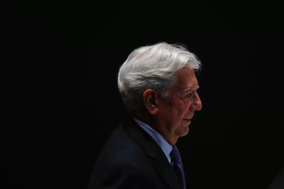 VARGAS LLOSA. Una historia de vida contradictoria de un hombre que se entregó al amor y a la literatura. 