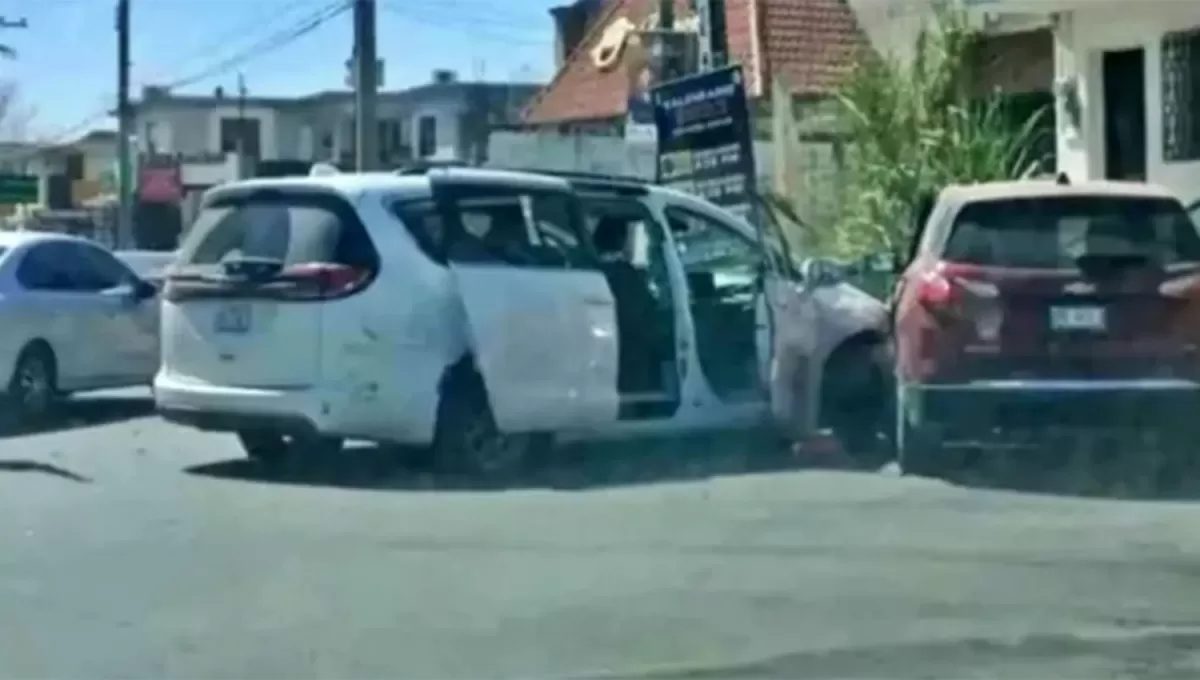 A BALAZOS. Un grupo armado atacó la camioneta blanca en la que se trasladaban los estadounidenses secuestrados en Matamoros.