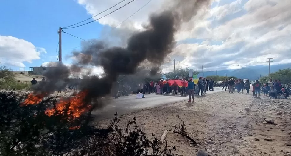 Padres autoconvocados cortan rutas en los valles en reclamo de personal auxiliar para escuelas de la zona