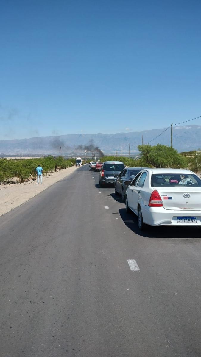 LARGAS FILAS de autos por los cortes