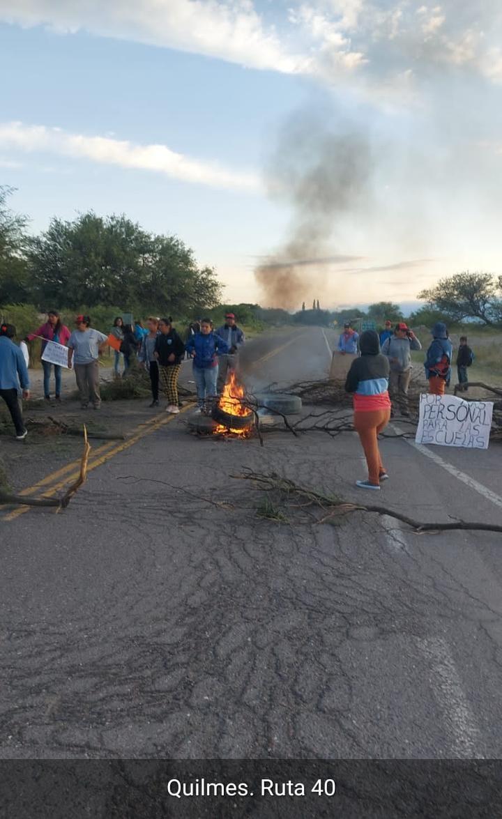 Padres autoconvocados cortan rutas en los valles en reclamo de personal auxiliar para escuelas de la zona