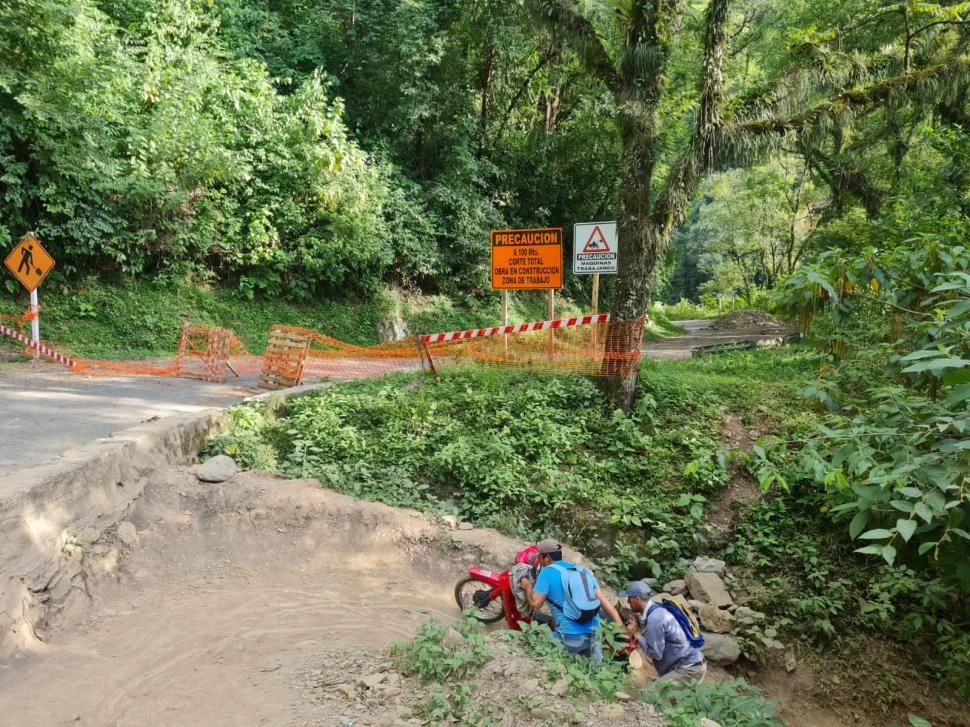 PICARDÍA. El hecho de que las obras no estén concluidas no es impedimento para que los motociclistas hagan una cortada para poder pasar. LA GACETA / FOTOS DE JUAN PABLO SáNCHEZ NOLI