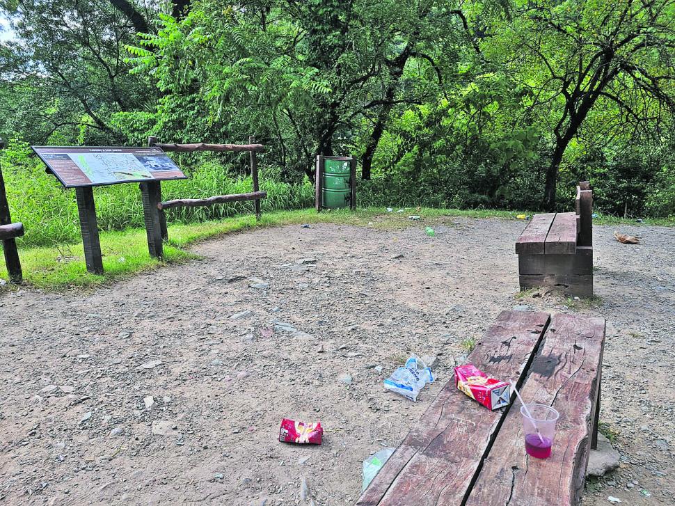 LA MALA COSTUMBRE. La basura es una lamentable protagonista en este mirador del cerro San Javier.