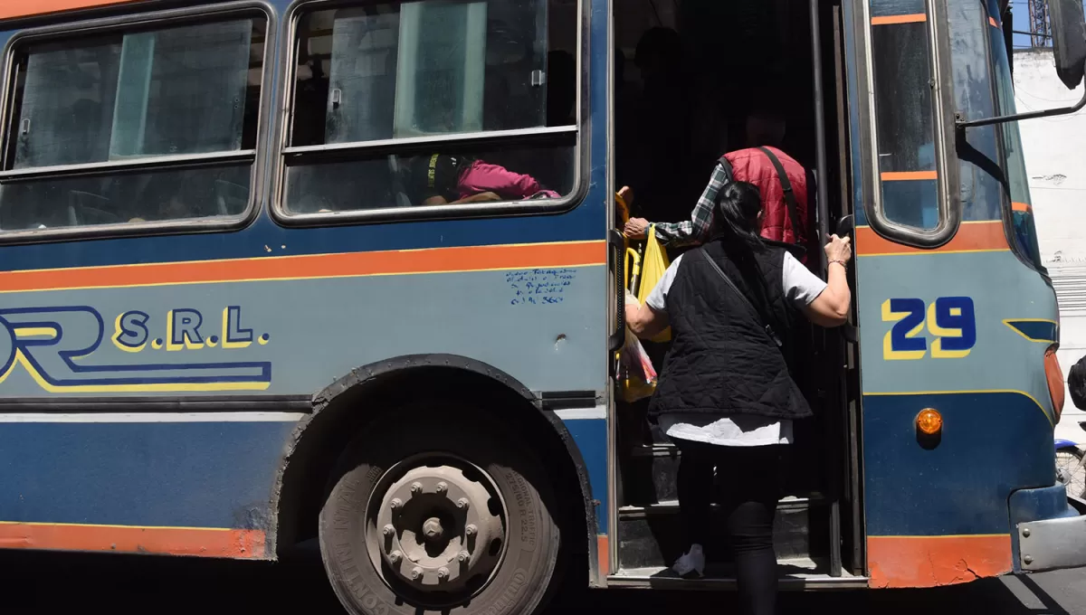 CON NORMALIDAD. Las empresas abonaron los sueldos de febrero y los choferes levantaron la medida de fuerza. 