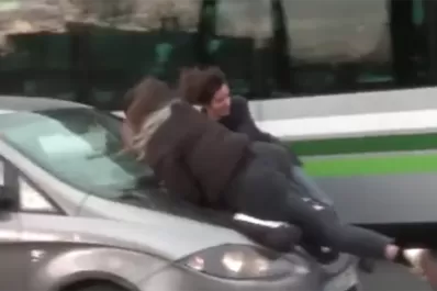 Video: atropellan a manifestantes que cortaban la calle por el Día de la Mujer en Barcelona