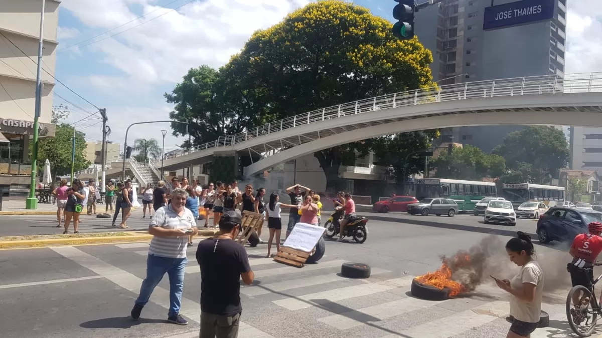 Reclamo de los padres de ayer. FOTO TOMADA DE TWITTER.COM/JOSECITORS