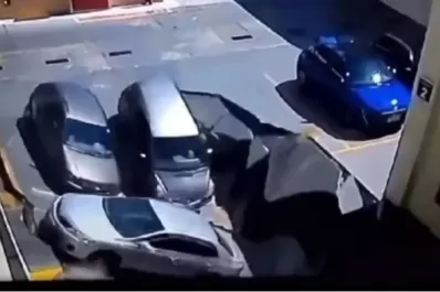 Brasil: el techo de un shopping cedió y cuatro autos cayeron sobre un patio de comidas