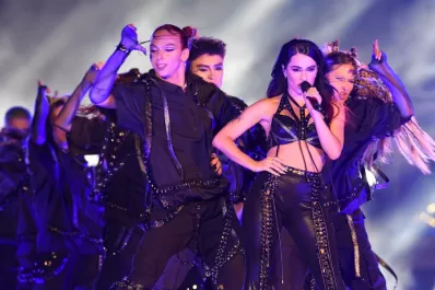 El fenómeno Lali Espósito: la curiosa historia dentro del vestuario de sus bailarines