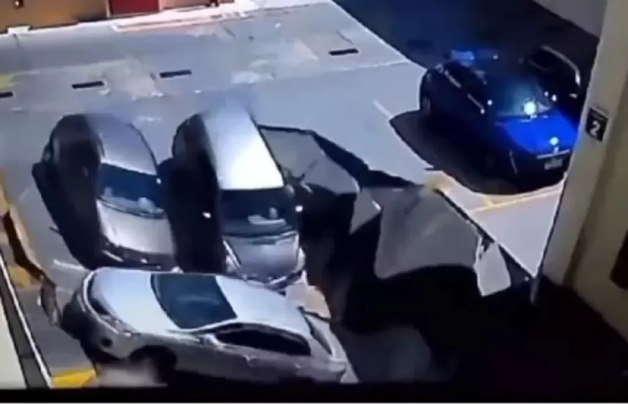 Cuatro autos cayeron sobre el patio de comidas del Shopping.