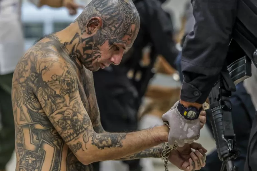 Uno de los miembros de las pandillas terroristas de El Salvador retenido por la Policía durante su ingreso en el Centro de Confinamiento del Terrorismo