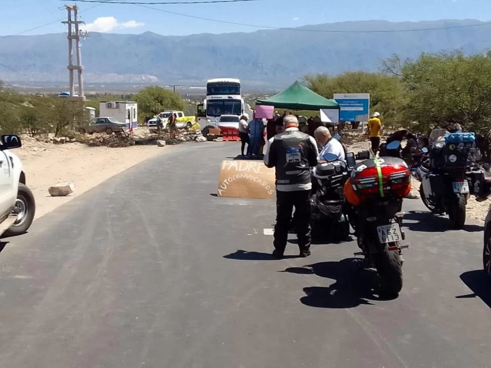 SIN MOVIMIENTO. Largas filas de conductores se formaron en las rutas 307 y 40. No se pudo avanzar hasta mediodía y luego se abrió algo el corte 