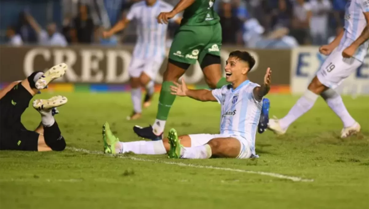 LA PRIMERA VICTORIA. Mateo Coronel celebra el golazo que le anotó a Banfield, para sacarle la mufa a Atlético en esta temporada de la Liga Profesional.