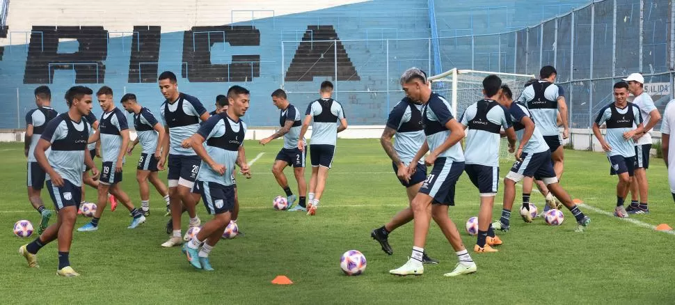 EXPERIENCIA. Acosta le aportará el sacrificio de siempre al medio campo de Atlético. “Bebe” es el líder que tiene el equipo tanto dentro como fuera de la cancha.  