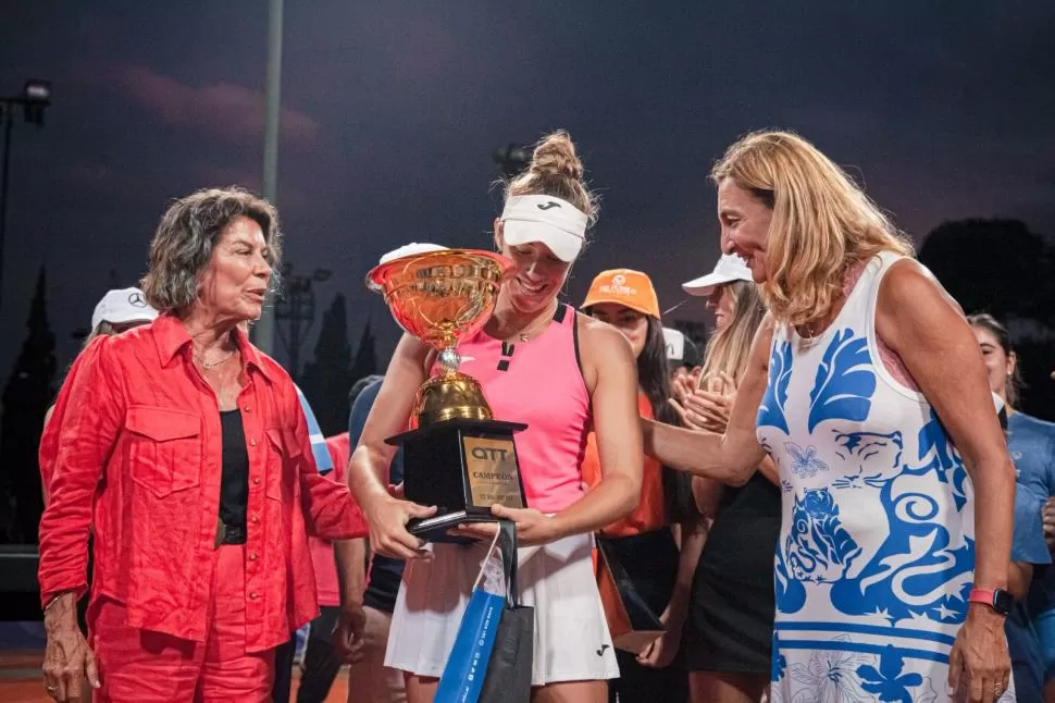 PREMIACIÓN. Giscafré, Solana Sierra y Mercedes Paz. La santafesina llegó al puesto 12 del ranking mundial y fue semifinalista de Roland Garros 1974. Foto Osmar Rasjido 