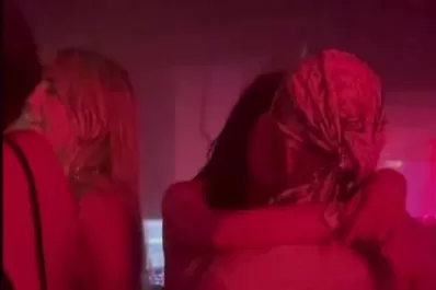 El video del apasionado beso que confirma la relación de Alfa con la joven de 19 años