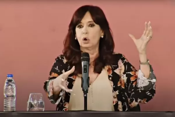 Cristina aseguró que el país carece de moneda