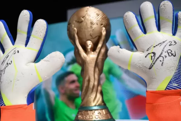 Subastaron los guantes del Dibu Martínez y el dinero fue para el hospital Garrahan