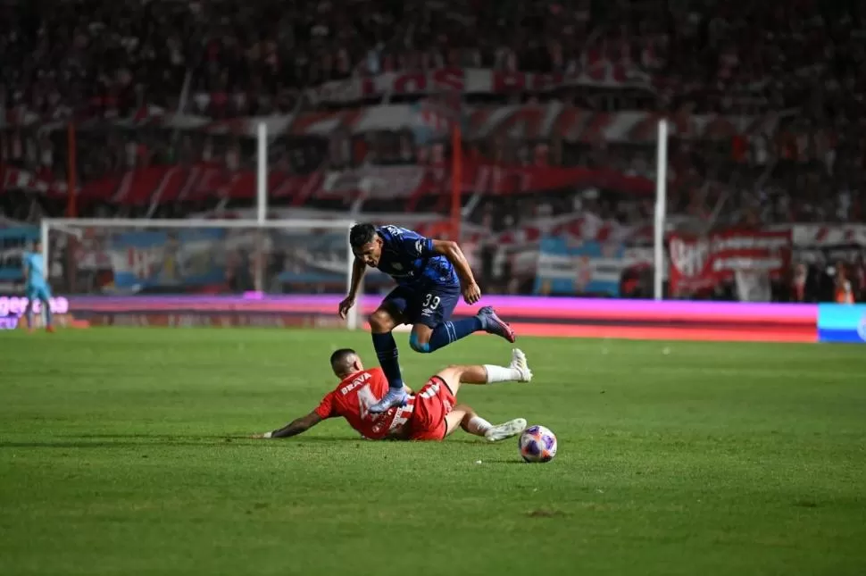 DESPLIEGUE. Matías Orihuela deja en el camino a Giuliano Cerato. “Mati” tuvo un buen partido pasando al ataque. Ariel Carrera - especial para La Gaceta 