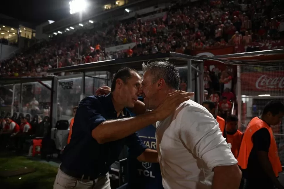 AFECTUOSO. Bovaglio y Pusineri se saludaron de manera amigable en la previa. 