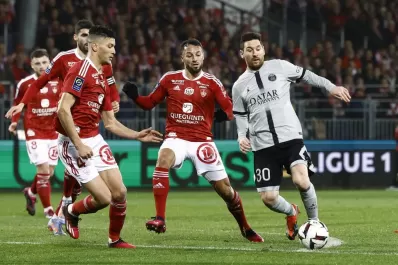 Messi asiste, pero el gol 800 se le sigue negando