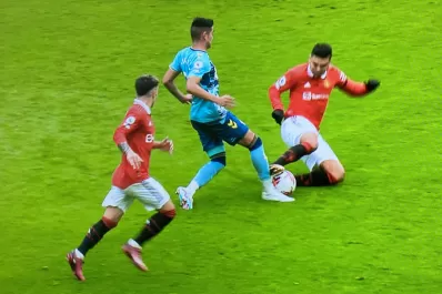 La criminal patada que le dio Casemiro a Charly Alcaraz