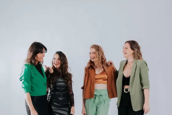 Mujeres que cantan, bailan y zapatean