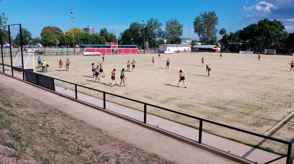 PRUEBA SUPERADA. Las chicas del bloque blanco “santo” debutaron en su nueva cancha, con triunfo sobre Uni. la gaceta / foto de josé nuno 