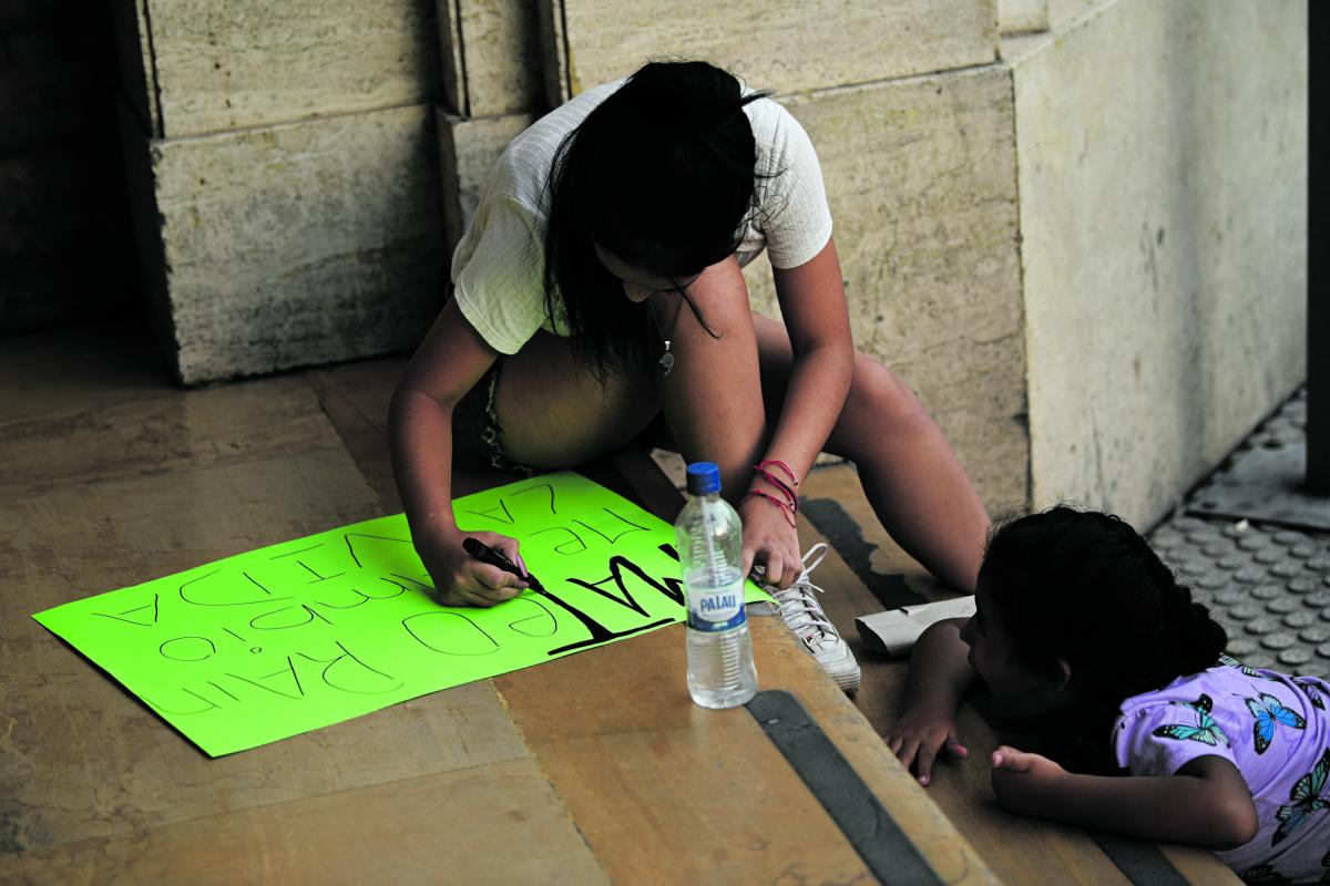 PREPARANDO TODO. Gracias a ellas, Trueno tuvo el mejor recibimiento.