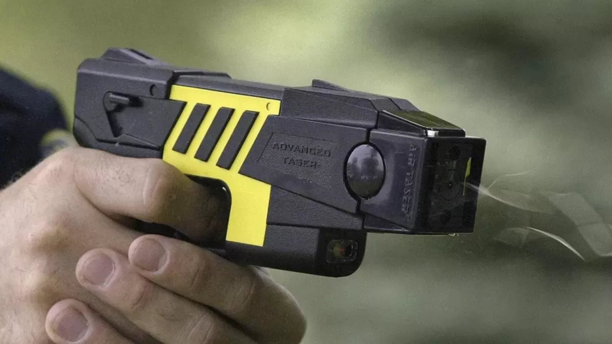 TASER. Las armas de electrochoque envían una descarga de hasta 50.000 voltios para inmovilizar y reducir al agresor.