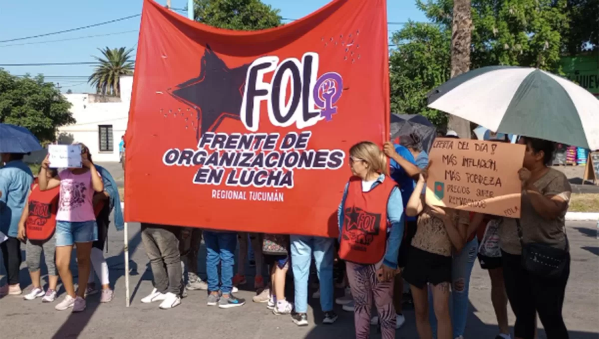 RECLAMOS. Los manifestantes están apostados en las afueras de dos supermercados ubicados en Belgrano y América y en la avenida Brígido Terán.