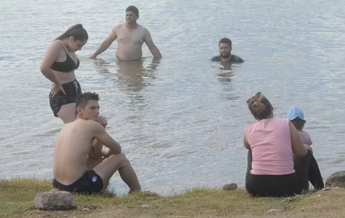 REFUGIO. Como sucede en cada ocasión en la que sube la temperatura, nuevamente El Cadillal fue el sitio elegido por los tucumanos para refrescarse. 