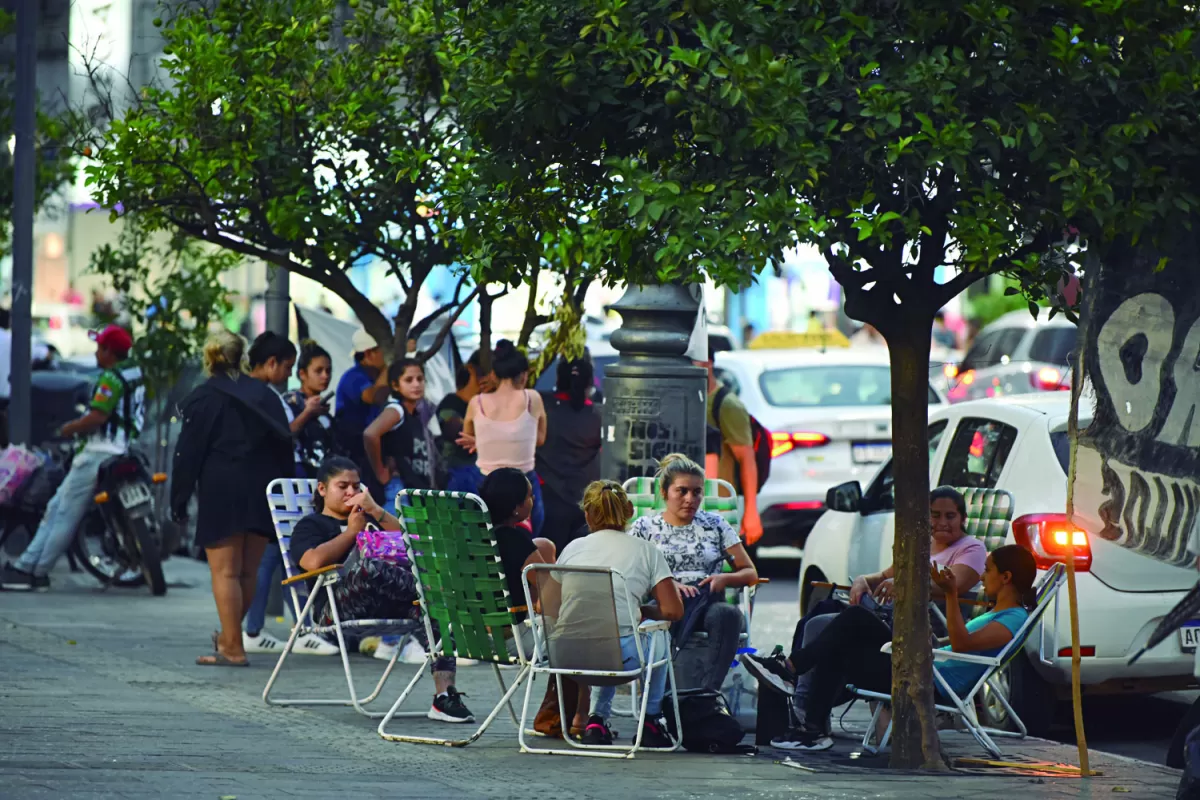 “Acampe” de dos días: protesta piquetera en la plaza Independencia