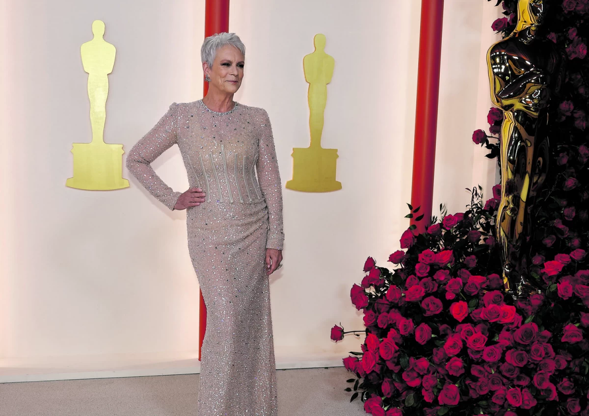 JAMIE LEE CURTIS. Lentejuelas y pedrería en nude dress de Dolce & Gabbana: veterana, diosa y ganadora.