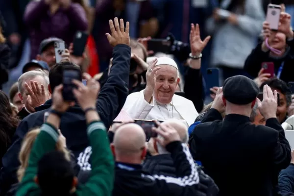 “Al Papa lo revitaliza el contacto con la gente”