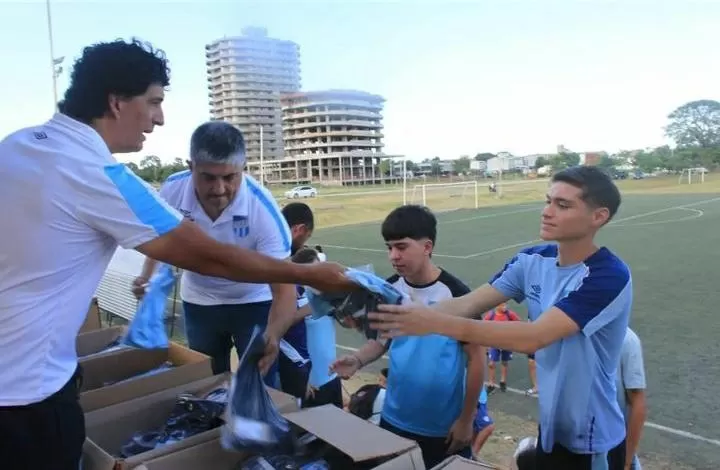 BIEN VESTIDOS. La Subcomisión de Divisiones Formativas entregó ropa de entrenamiento a todos los chicos de juveniles. 