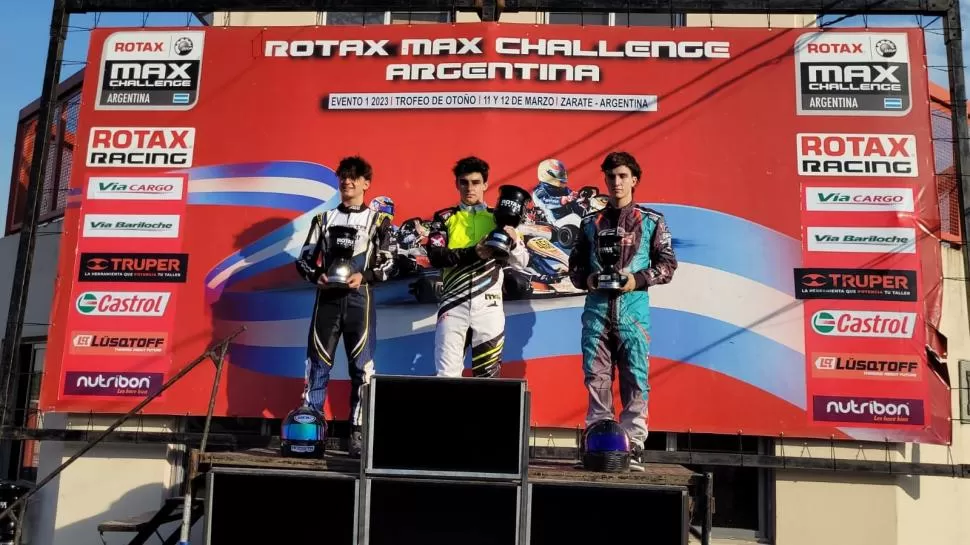 A LA VITRINA. Si hay algo que caracteriza a la categoría de kartings son los elegantes trofeos que entrega. Daz (centro), Alessi (izquierda) y Spinelli en el podio. 