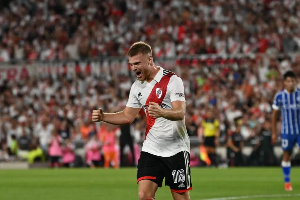 IMPLACABLE. Beltrán marcó dos goles; Barco le negó la chance del tercero. 