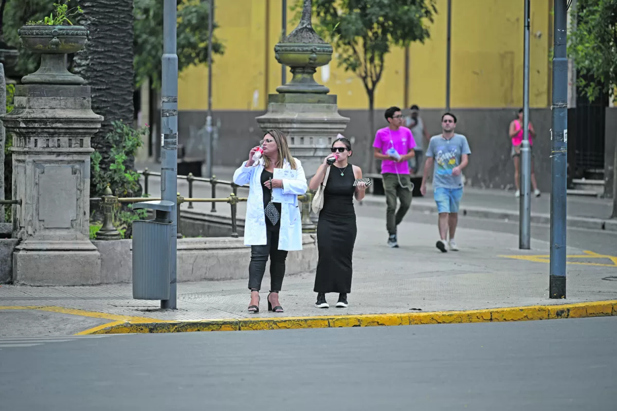 CALMANDO LA SED. La intensa jornada se hizo sentir con una máxima de 36°