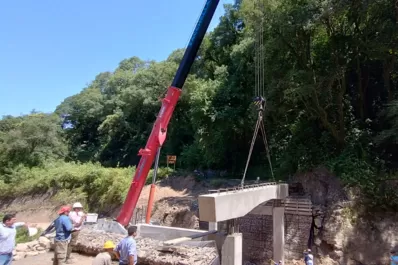 Comenzaron a colocar el nuevo puente en El Rulo, camino a San Javier