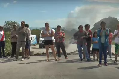 Vecinos de La Aguadita cortaron la ruta 305 para reclamar falta de agua potable