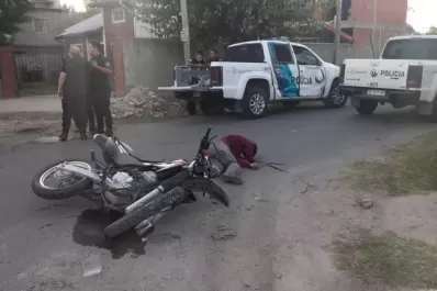Video: dos motochorros escapaban a toda velocidad y chocaron contra un patrullero de la Policía