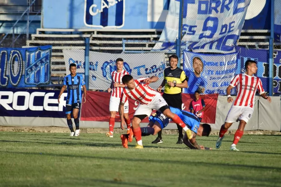 POBRE EN TODO SENTIDO. El partido tuvo un vuelo futbolístico muy bajo; la pelota vivió por los aires y casi no hubo juego asociado. En ese contexto, fue mejor el local. GENTILEZA PRENSA SAN TELMO