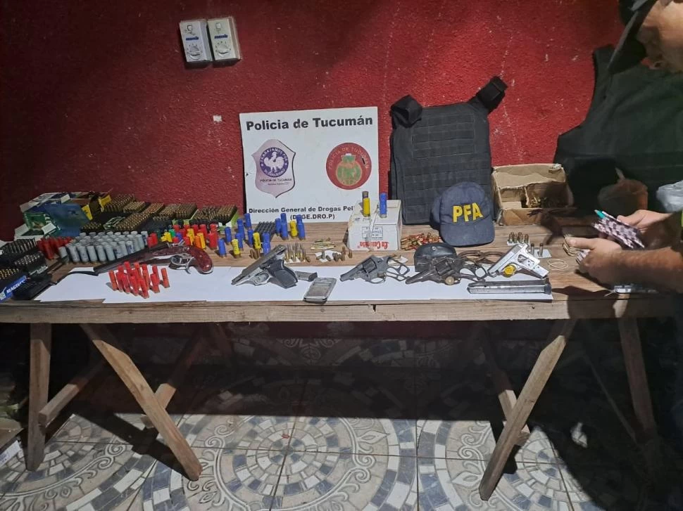 ALLANAMIENTO. La Policía incautó armas y una gran cantidad de municiones en la casa de un presunto narco. 