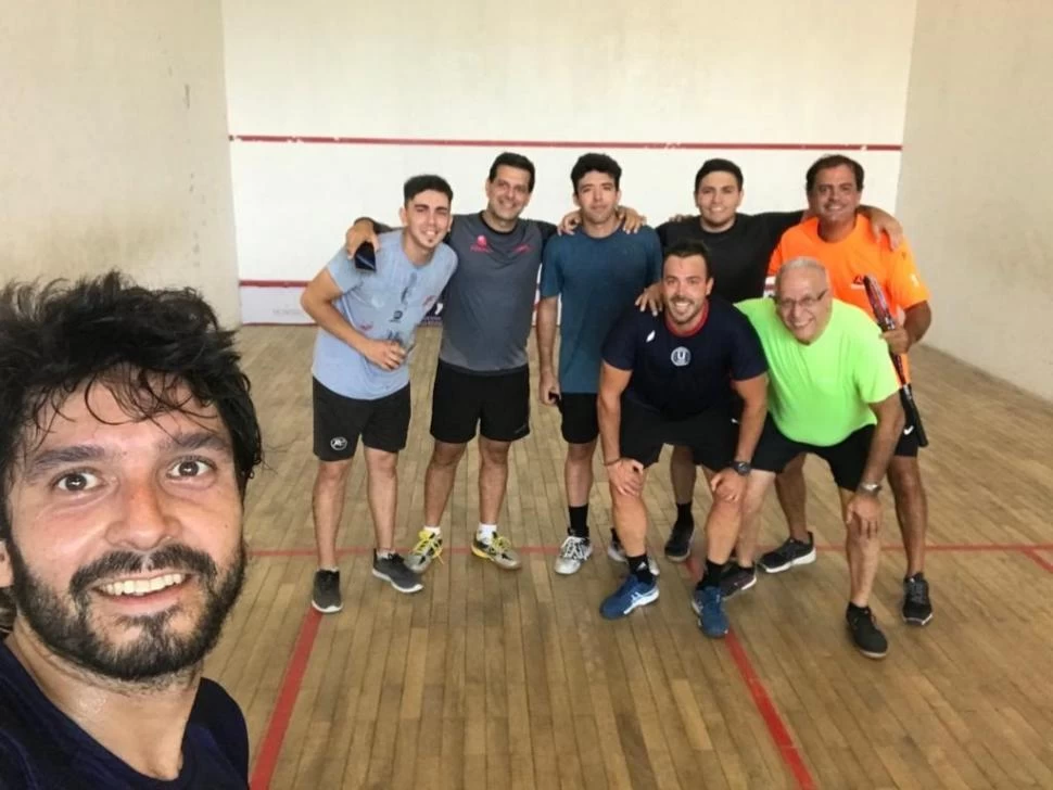 ROLES. Gallardo y sus alumnos durante un entrenamiento. El jugador competirá al mismo tiempo que estará atento a sus dirigidos. 