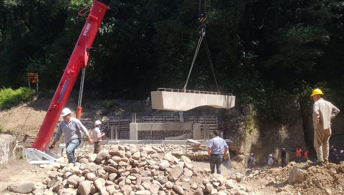 Comenzaron a colocar el nuevo puente en El Rulo, camino a San Javier