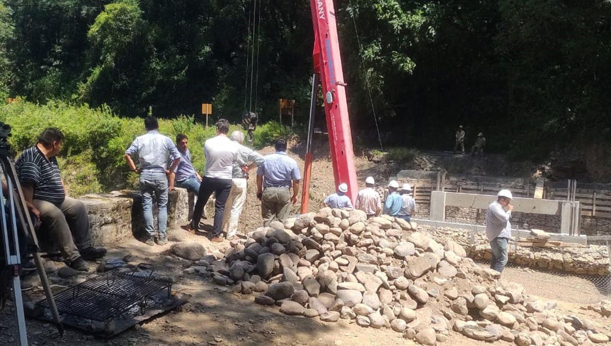 Comenzaron a colocar el nuevo puente en El Rulo, camino a San Javier