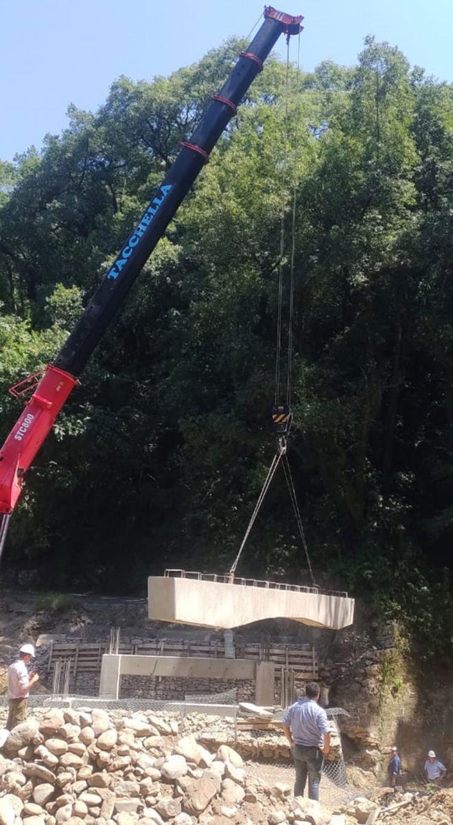 Comenzaron a colocar el nuevo puente en El Rulo, camino a San Javier