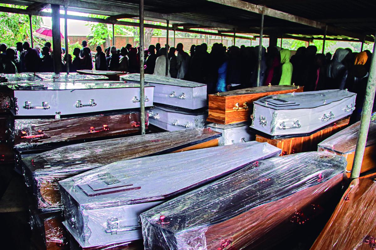 MALAWI. Familiares de quienes perdieron la vida en la tormenta Freddy hacen cola para reconocer a sus seres queridos, en Blantyre. 