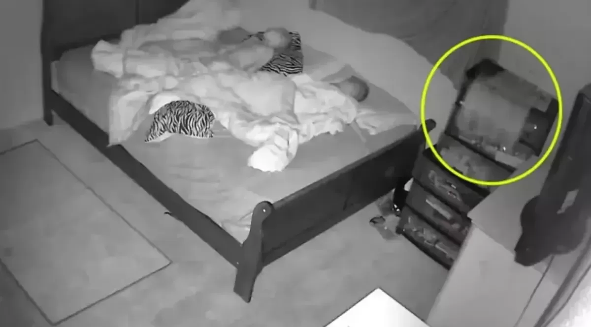Misterioso ruido en la habitación de unos niños