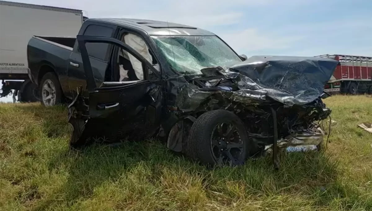 DESTRUIDA. La Dodge RAM se habría cruzado de carril en un tramo de la ruta 5.